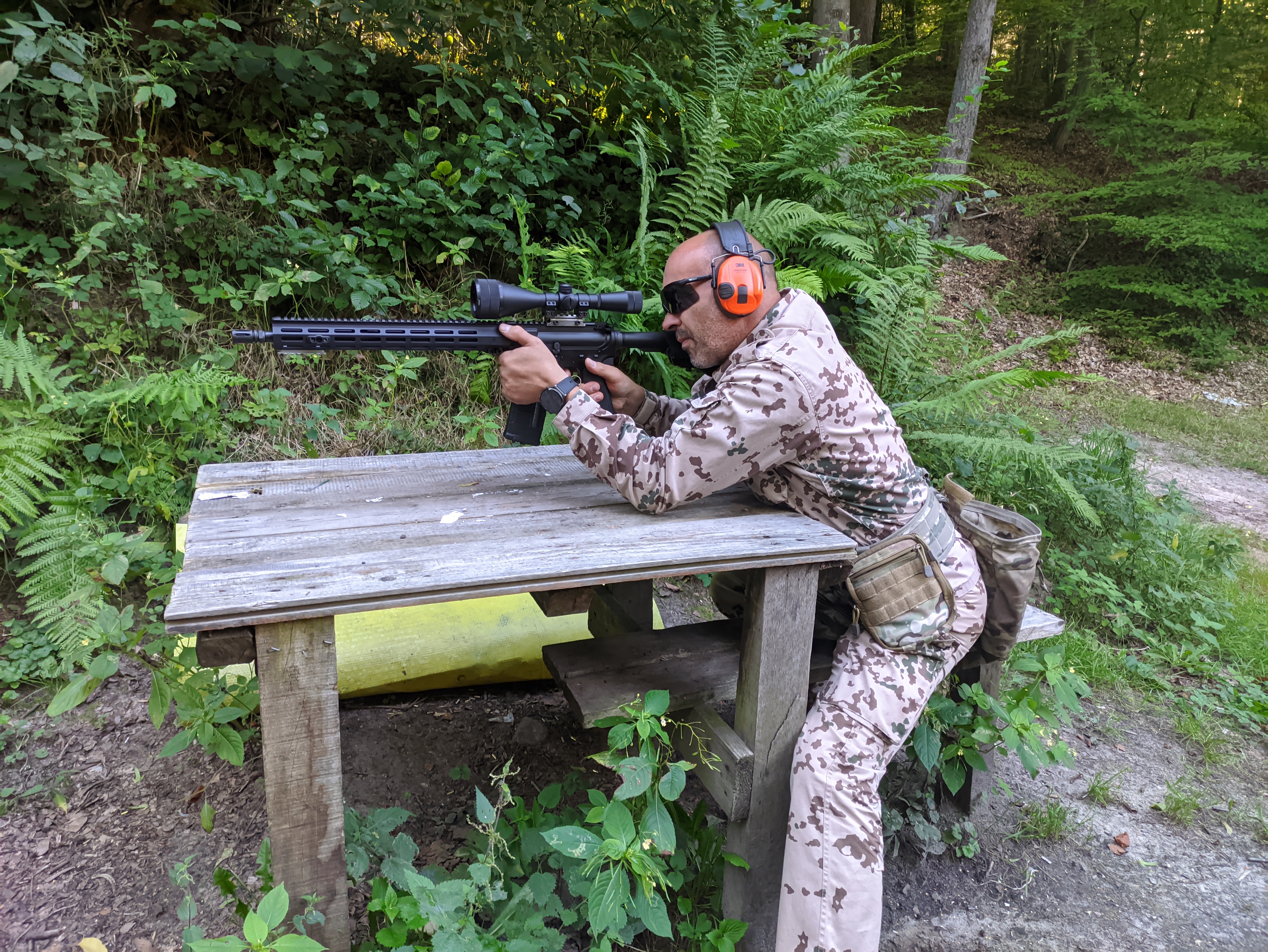 Strzelanie z pistoletu na strzelnicy